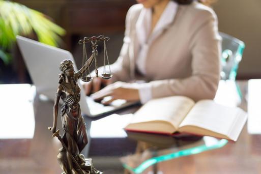 avocat étudie une affaire avocat étudie une affaire
